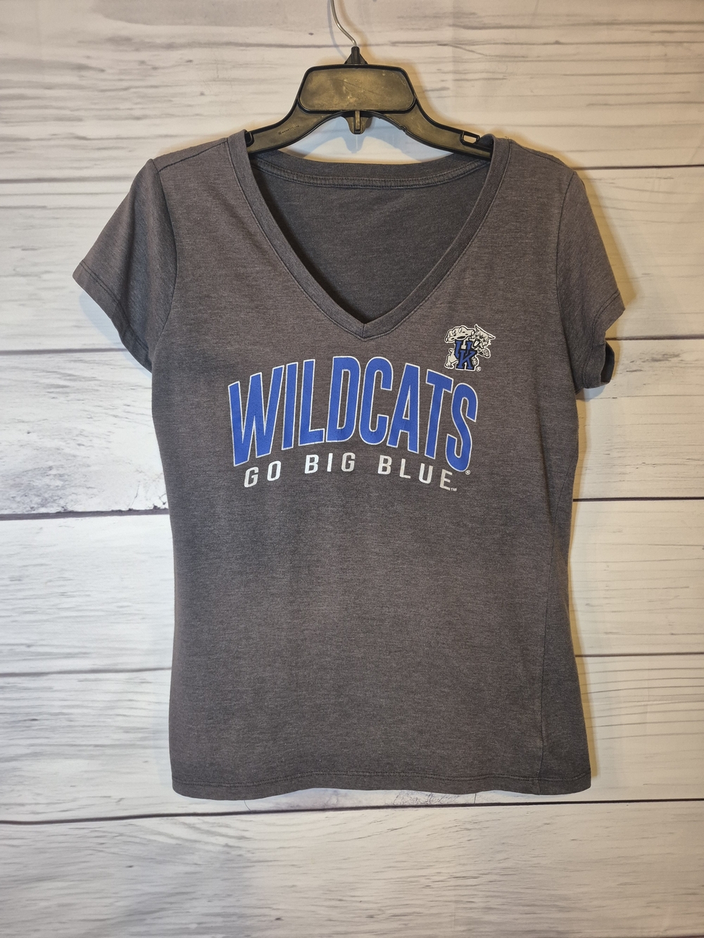 Wildcats 'Go Big Blue' V-Neck Tee - Gray/Blue Medium